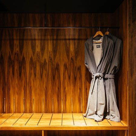 הובארט Macq 01 Hotel מראה חיצוני תמונה A bathrobe hanging on a wooden bench
