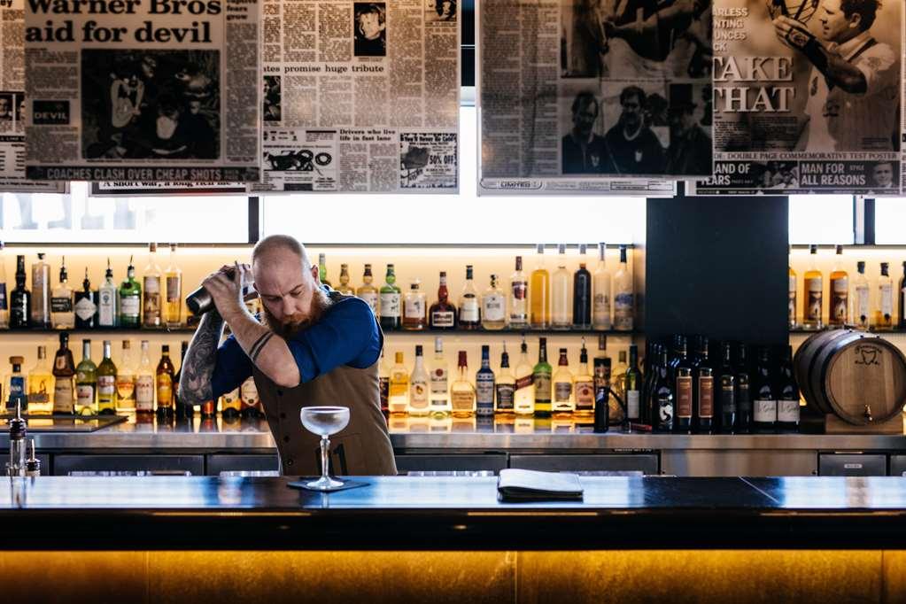 הובארט Macq 01 Hotel מסעדה תמונה A bartender at work