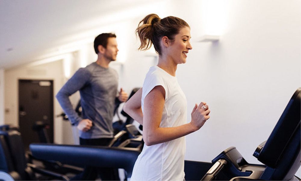 הובארט Macq 01 Hotel מראה חיצוני תמונה A woman on a treadmill