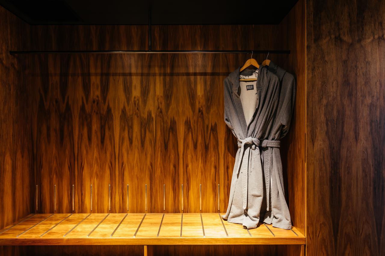 הובארט Macq 01 Hotel מראה חיצוני תמונה A bathrobe hanging on a wooden bench